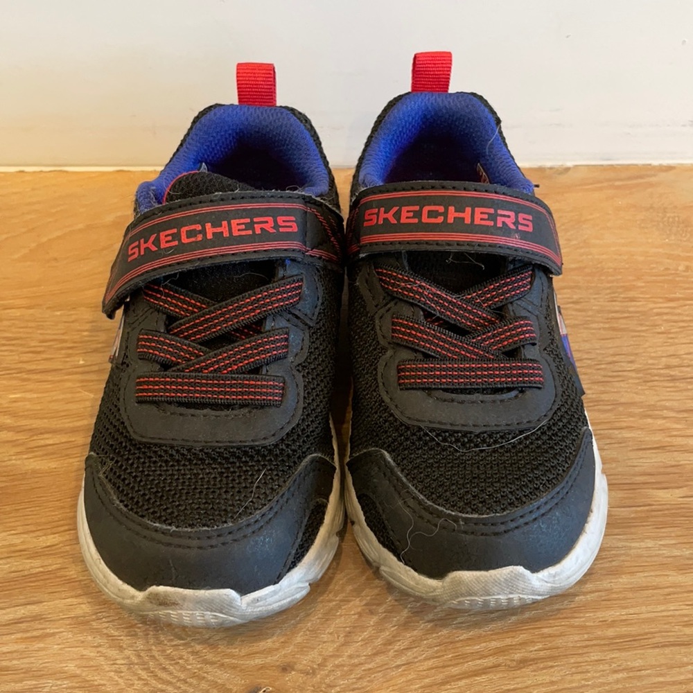 Sketchers black sneakers